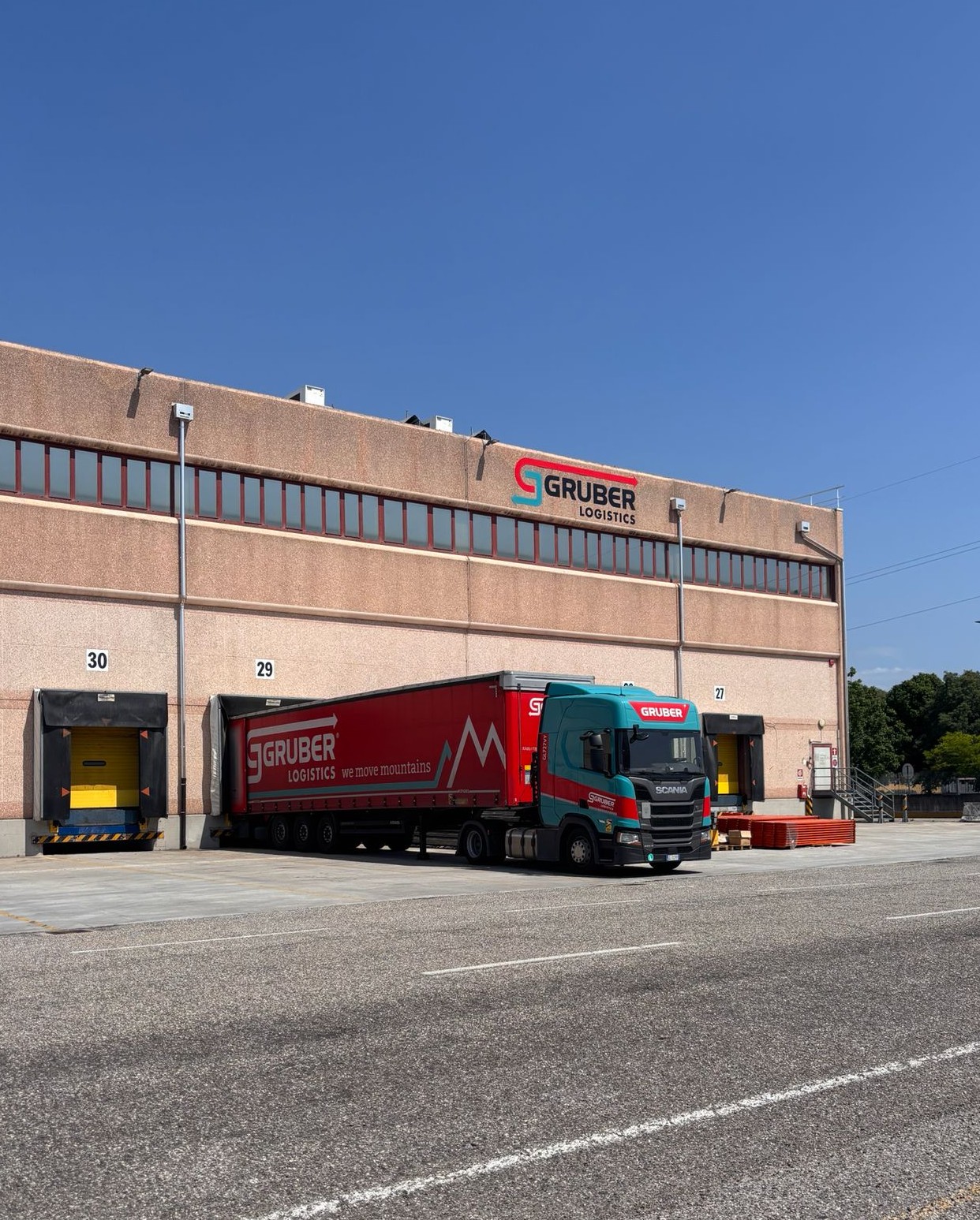 An seinem Standort in Verona vergrößerte der Logistikdienstleister Gruber Logistics im Frühjahr 2026 seine überdachten Lagerkapazitäten um 6.000 Quadratmeter. Für Lkw-Transporte zur und aus der Niederlassung stehen dabei nunmehr zehn Verladebuchten und 25 Rampen zur Verfügung. (Quelle: Gruber Logistics)